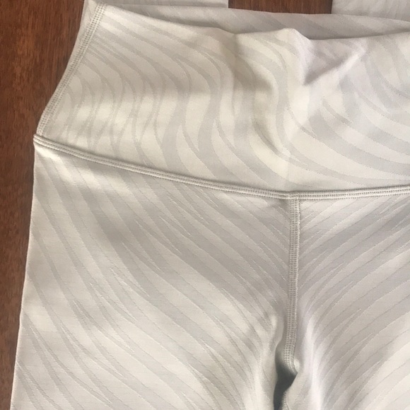 NWOT ALO airbrush leggings ๐ - Picture 3 of 5